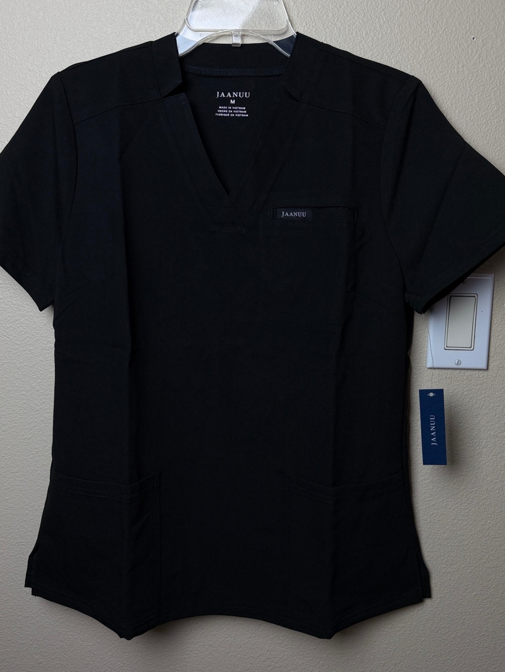 Jaanuu Scrubs Relaxed 3 Pocket Top NWT | Size M | Black
